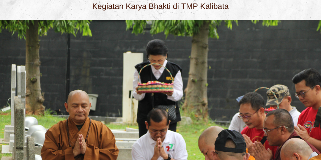 Doa sebelum tabur Bunga di salah satu makam Pahlawan